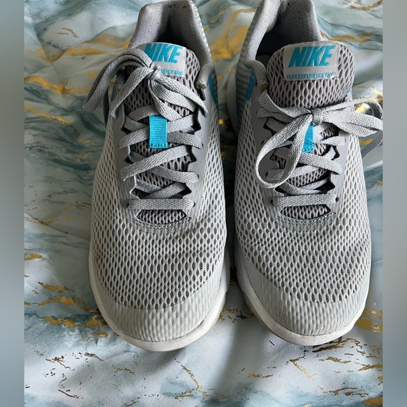 Comfy walking Nikes! Size 7 - Picture 1 of 6